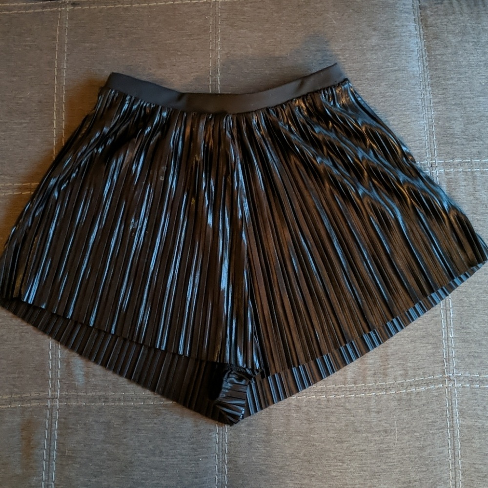 Black pleated flowy shorts